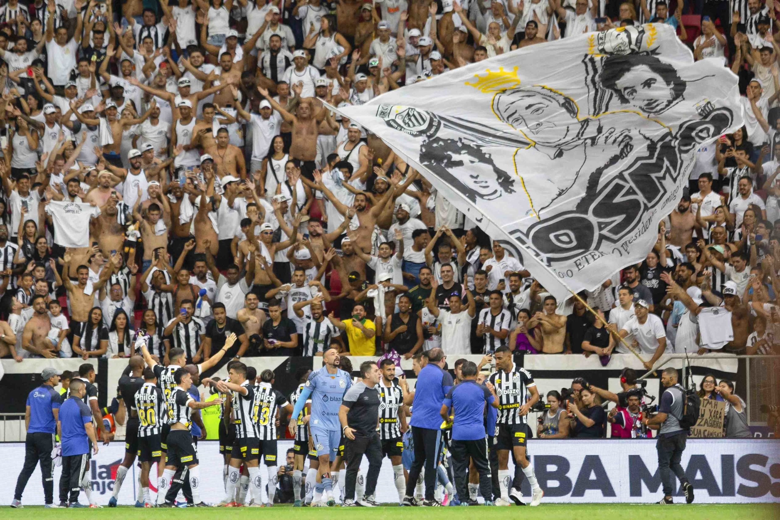 Santos vence o Flamengo em jogão no Mané Garrincha lotado