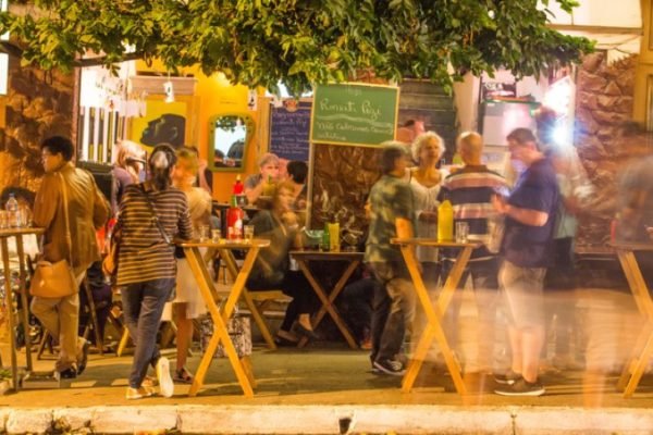 foto colorida de movimentação de paulistas em bar da Vila Madalena, zona oeste de SP - Metrópoles