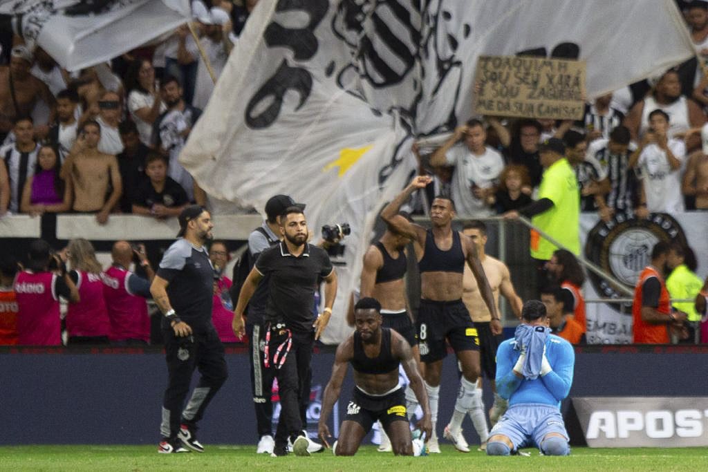 Santos vence o Flamengo em jogão no Mané Garrincha lotado