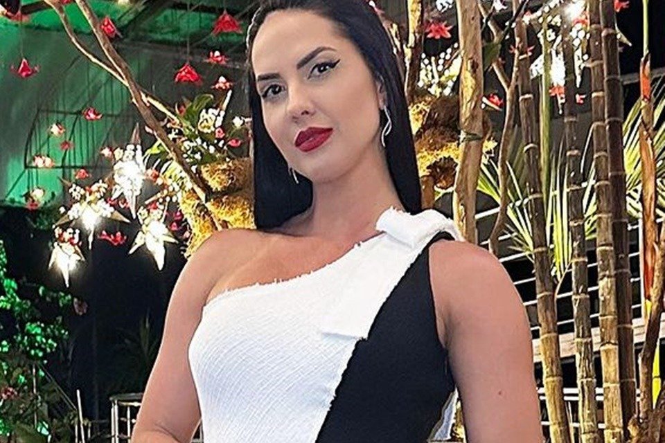 Graciele Lacerda posa de vestido preto e branco - Metrópoles