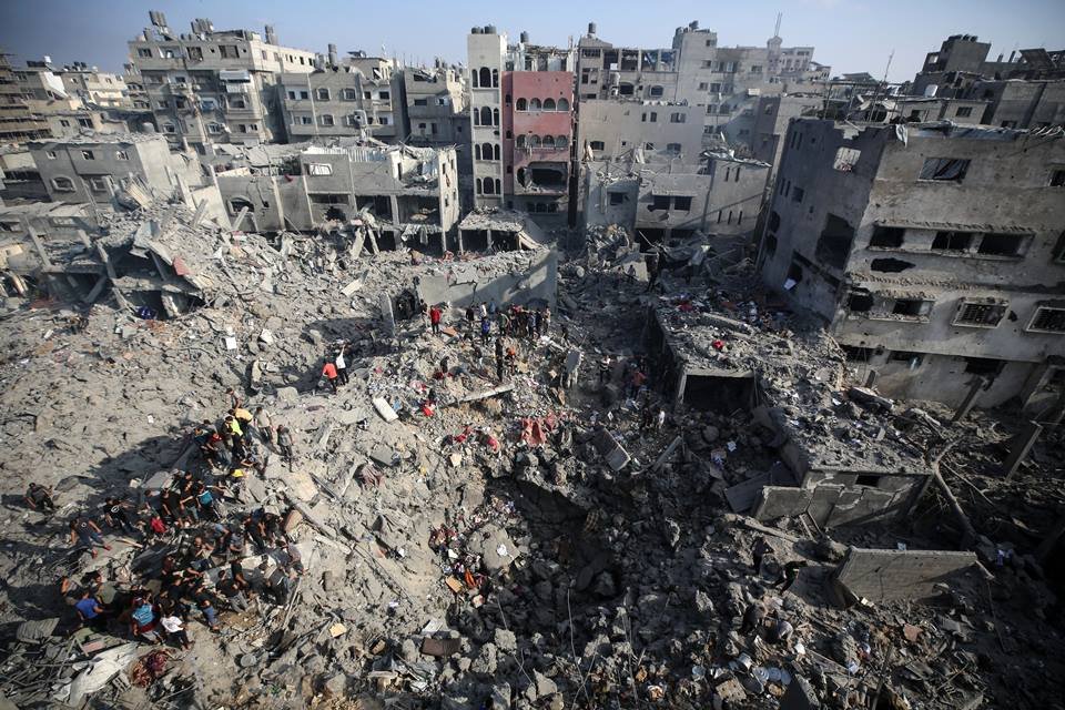 Israel Foto colorida de prédio atacado por Israel em Gaza - Metrópoles
