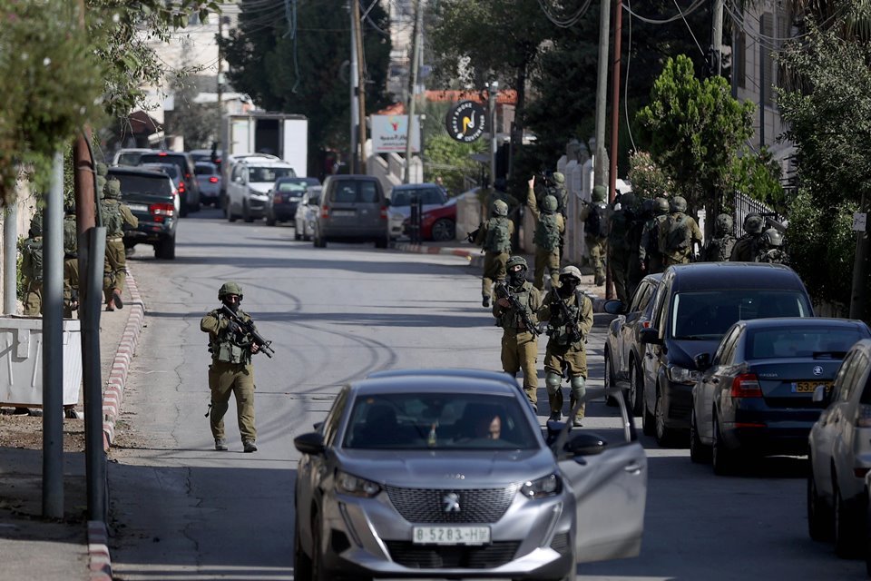 Imagem colorida mostra Forças israelenses atacam nas ruas de Al-Bireh, na Cisjordânia - Metrópoles
