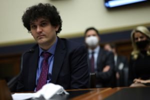 Imagem do empresário Sam Bankman-Fried, fundador da FTX, durante julgamento nos EUA - Metrópoles