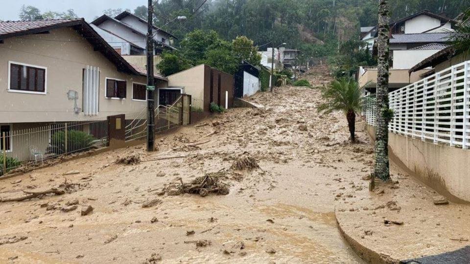 Imagem colorida de "avalanche" de lama em Blumenau, Santa Catarina - Metrópoles