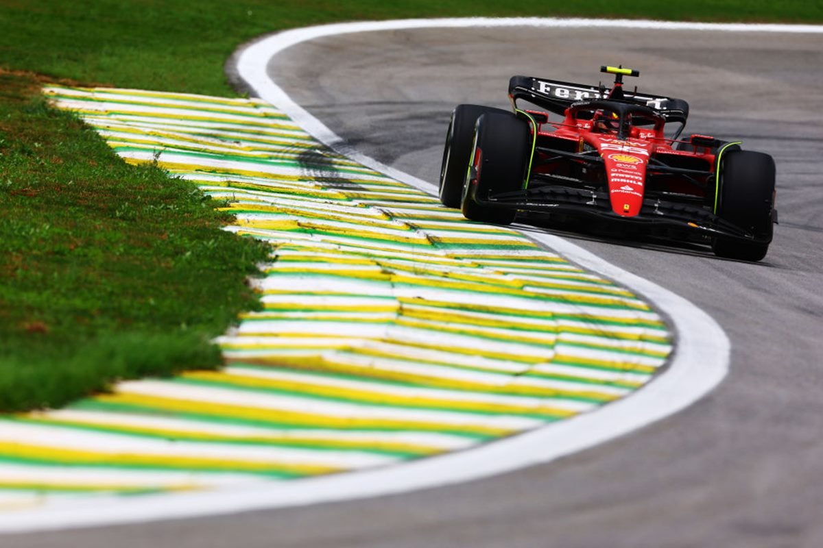 Sainz lidera e Ferrari se destaca no 1º treino do GP de São Paulo