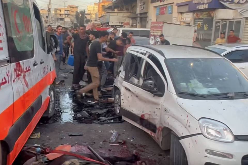 Imagem colorida mostra resultado de um ataque aéreo israelense contra uma ambulância em Gaza - metrópoles