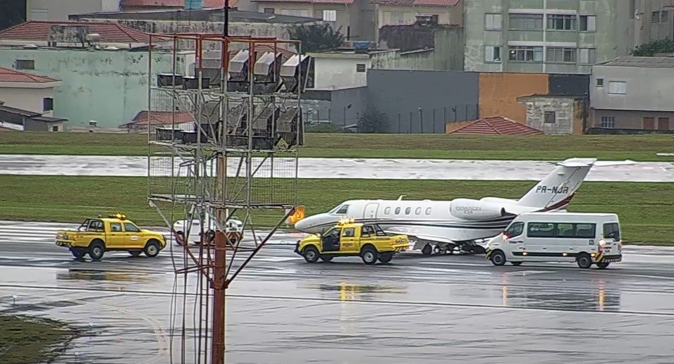 Imagem colorida mostra avião executivo que derrapou na pista principal do Aeroporto de Congonhas - Metrópoles