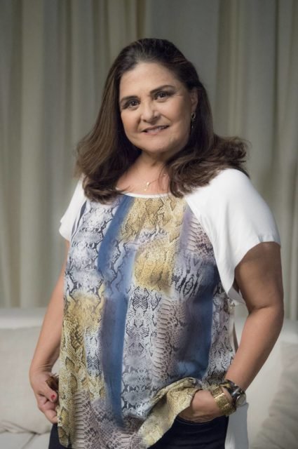 Foto da atriz Elizangela do amaral de blusa branca com estampas - metrópoles