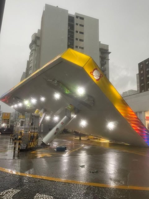 Imagem colorida mostra posto de gasolina que caiu após as fortes chuvas em São Bernardo, na Grande SP - Metrópoles