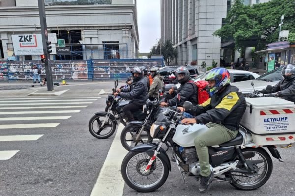 Imagem mostra motociclistas aguardando antes da faixa de pedestre - Metrópoles