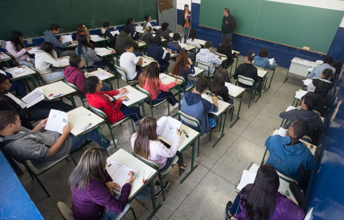 Foto colorida de sala de aula repleta de alunos em escola estadual de São Paulo - Metrópoles
