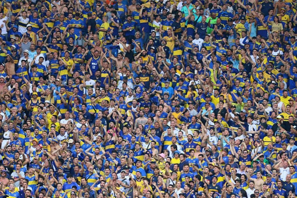Imagem colorida de torcedores do Boca Juniors na arquibancada do Maracanã - Metrópoles