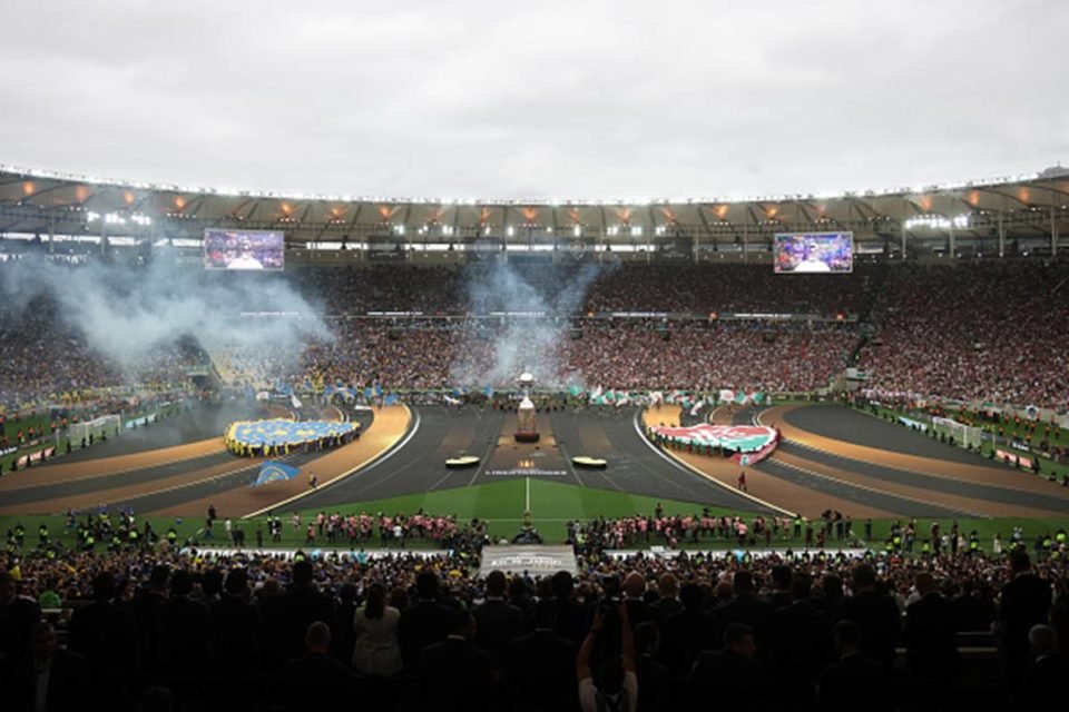 Imagem colorida de Maracnã visto de cima temático para o jogo da final entre Boca juniors e Fluminense - Metrópoles