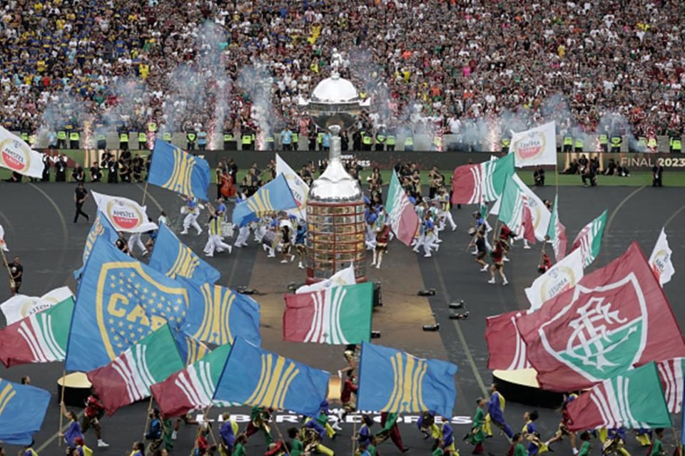 Imagem colorida de tversão inflável da taça da Libertadores - Metrópoles