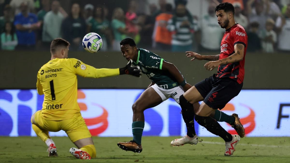 Palmeiras destrói vantagem do São Paulo, faz 4 a 0 e leva o