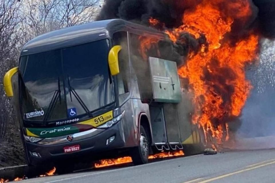foto colorida de ônibus pegando fogo - metrópoles