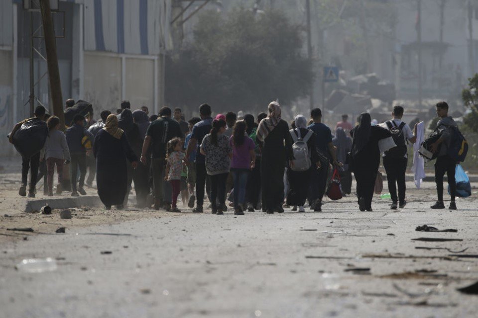 Imagem colorida mostra Palestinos viajam para a parte sul da Faixa de Gaza enquanto os ataques israelenses continuam rafah - Metrópoles