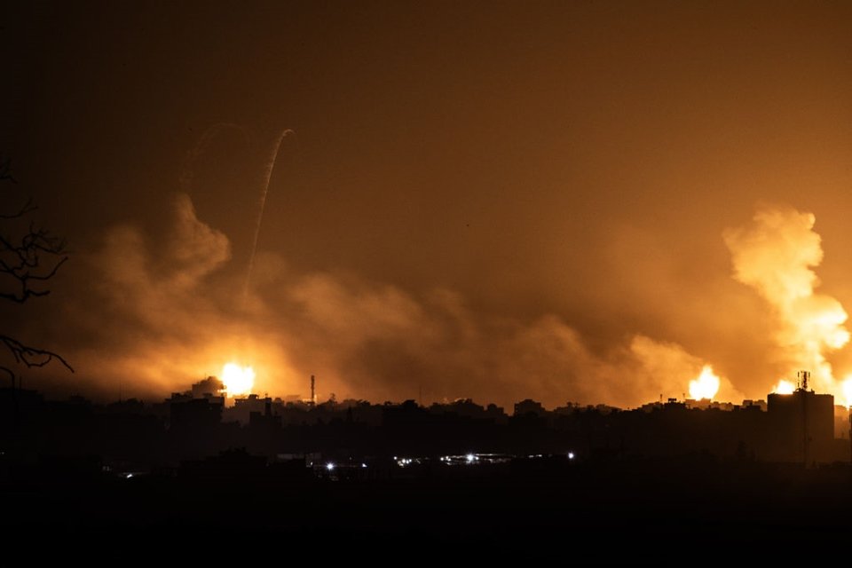 Imagem colorida mostra Fumaça e chamas sobem em Gaza, que são vistas da cidade de Sderot enquanto os ataques aéreos israelenses continuam - Metrópoles
