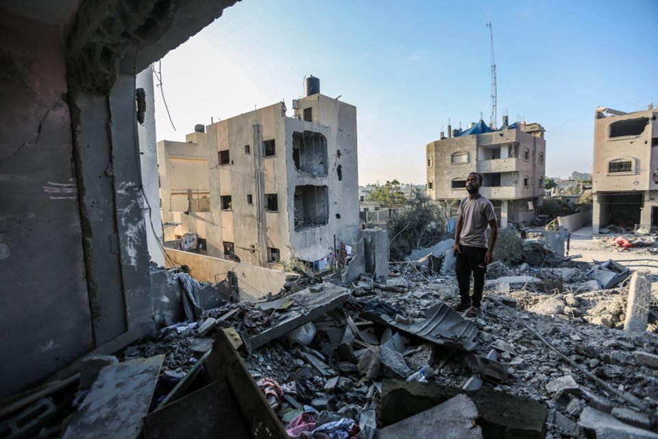 Imagem colorida mostra A Faixa de Gaza, um território palestino sitiado, está sob pesados bombardeios de Israel em resposta ao ataque em grande escala realizado em 7 de outubro pelo Hamas em Israel - Metrópoles