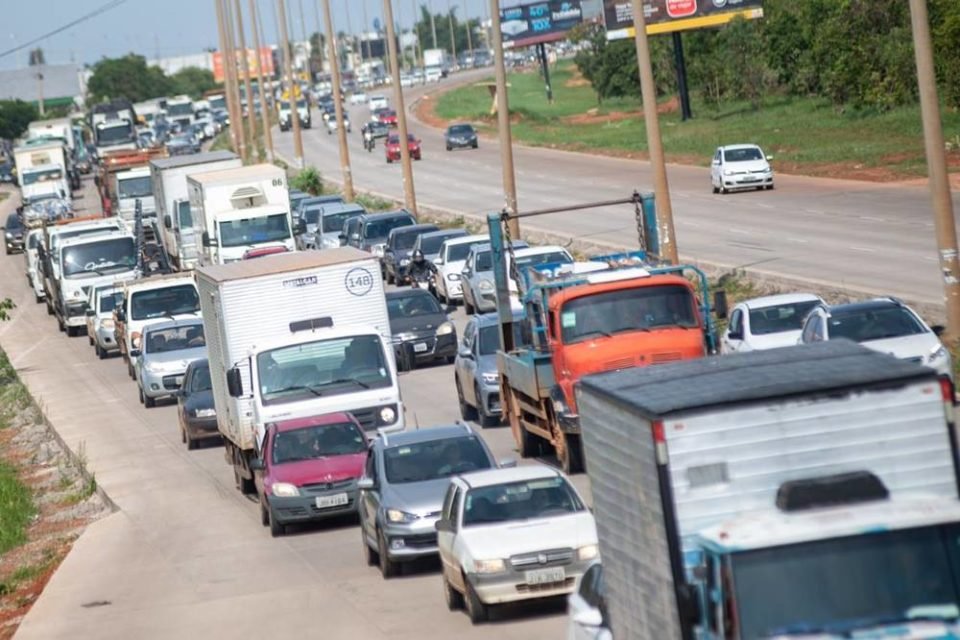 Imagem colorida de engarrafamento na via Estrutural - Metrópoles