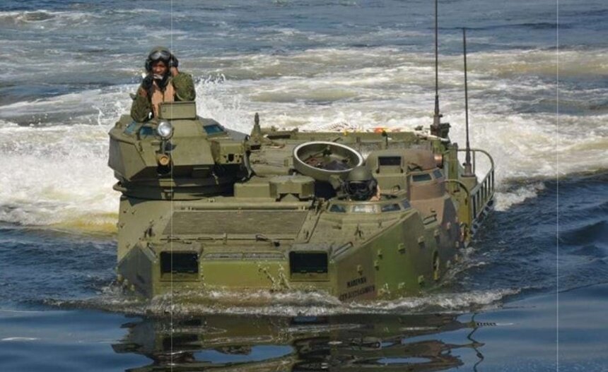 Em foto colorida carro anfíbio da Marinha no mar - Metrópoles