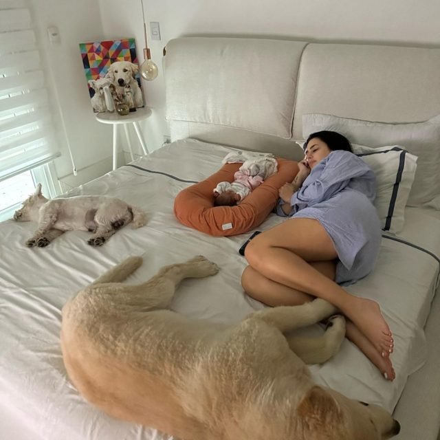 Bruna Biancardi deitada ao lado de Mavie e os dois cachorros - Metrópoles