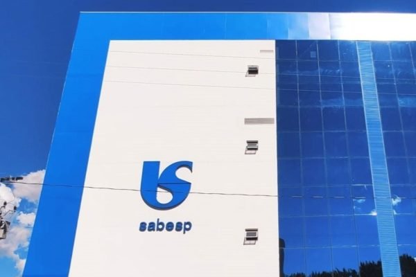 Fotografia colorida mostra prédio com logotipo da Sabesp - Metrópoles