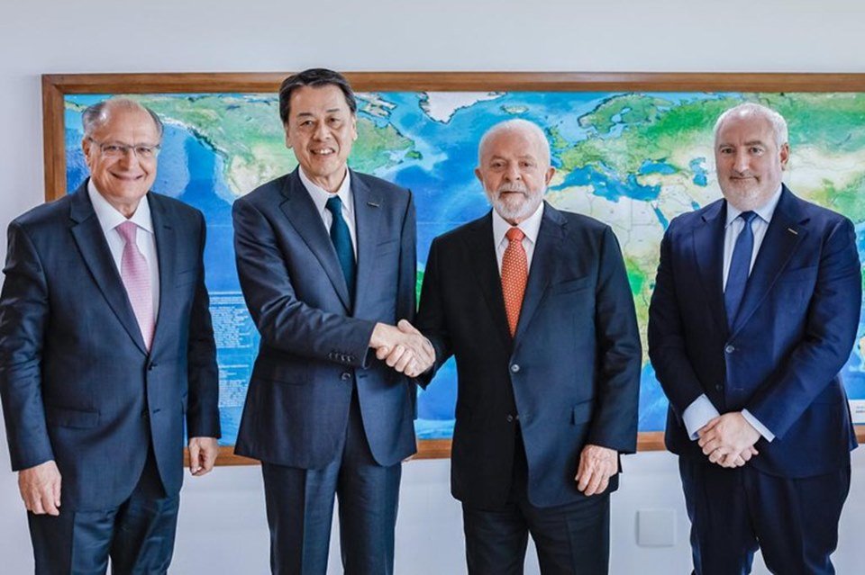 Foto colorida do presidente Lula, vice-presidente Geraldo Alckmin e CEO Global da Nissan Corporation, Makoto Uchida - Metrópoles