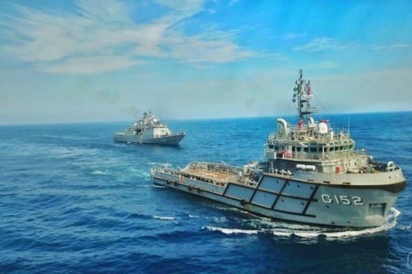 Imagem colorida de duas embarcações da Marinha em alto-mar - Metrópoles