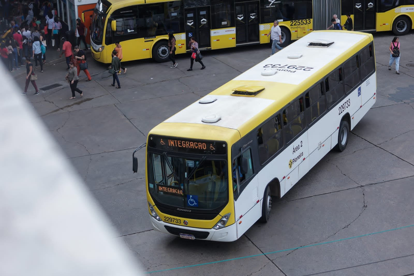 Imagem colorida de ônibus e carros circulando próximo a Rodoviária do Plano- Metrópoles