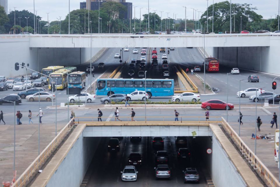 Imagem colorida de ônibus e carros circulando próximo a Rodoviária do Plano- Metrópoles