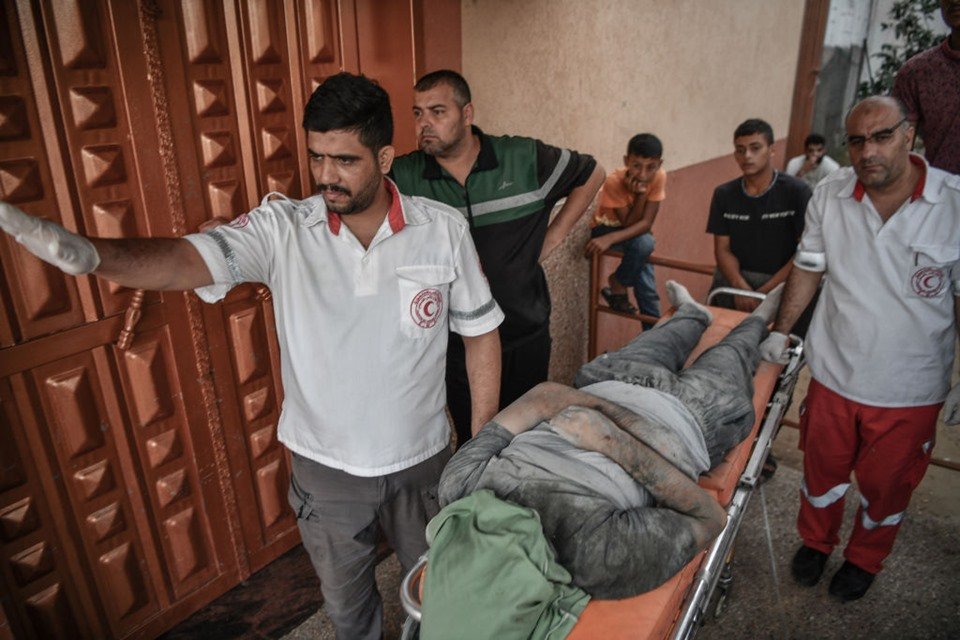 Imagem colorida mostra Um cadáver é levado ao necrotério do Hospital Nassr enquanto os ataques israelenses continuam em seu 28º dia em Khan Yunis, Gaza - Metrópoles