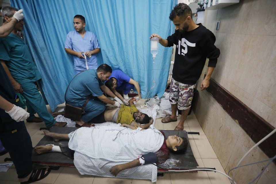 Imagem colorida mostra Médicos examinam as pessoas feridas em ataques israelenses no Hospital dos Mártires de Al-Aqsa em Deir Al-Balah, Gaza - Metrópoles