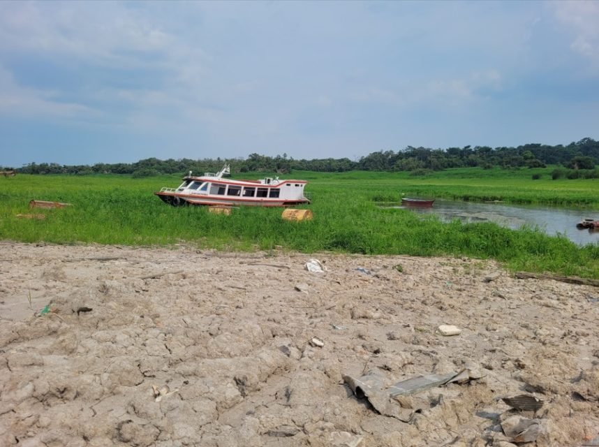 barco atolado no barro em seca do amazonas