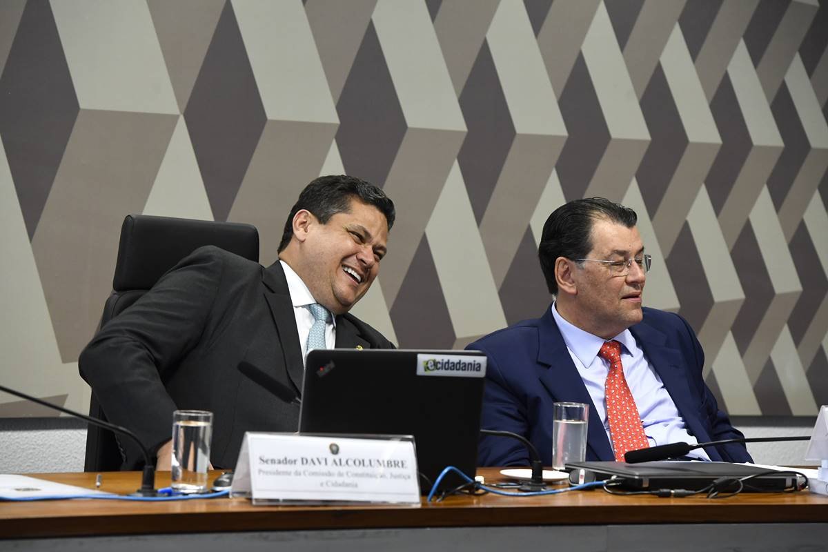 imagem colorida mostra davi alcolumbre e eduardo braga na ccj do senado durante votação da reforma tributária - Metrópoles