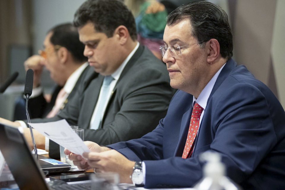 Senador Eduardo Braga, relator da reforma, durante sessão de Comissão de Constituição e Justiça do Senado - Metrópoles