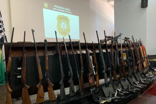 Arsenal com fuzis, pistolas e explosivos é apreendido dentro de casa na  Zona Leste de São Paulo, São Paulo