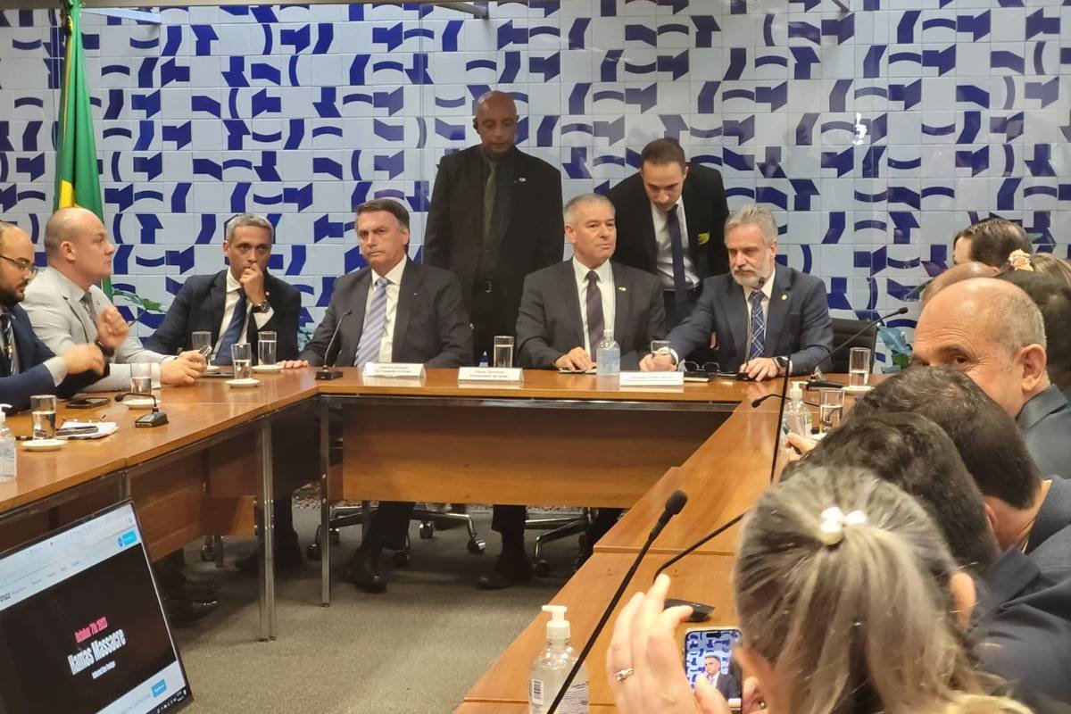 imagem colorida mostra bolsonaro e embaixador de israel com deputados do PL na Câmara - Metrópoles