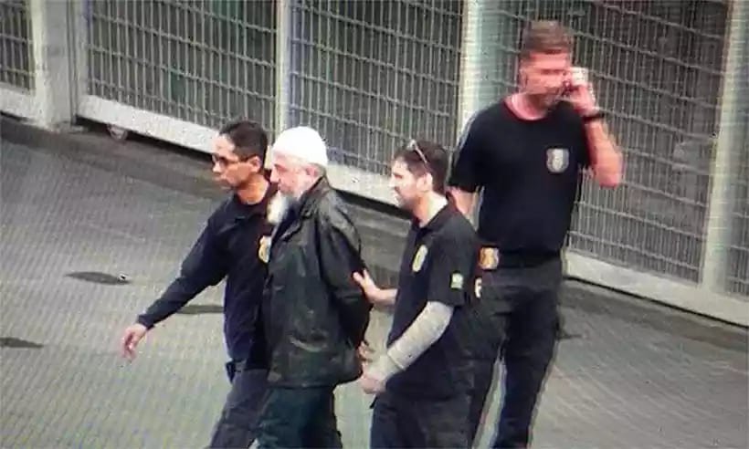 Imagens de um vídeo mostram agentes da Policia Federal (PF) conduzindo um dos suspeitos presos na Operação Hashtag em julho de 2016