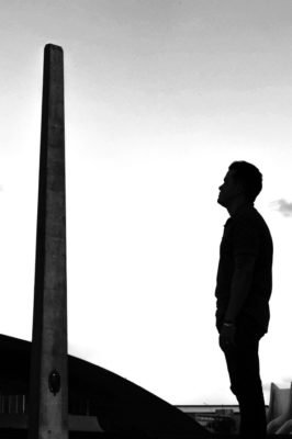 Foto em preto e branco de homem de lado