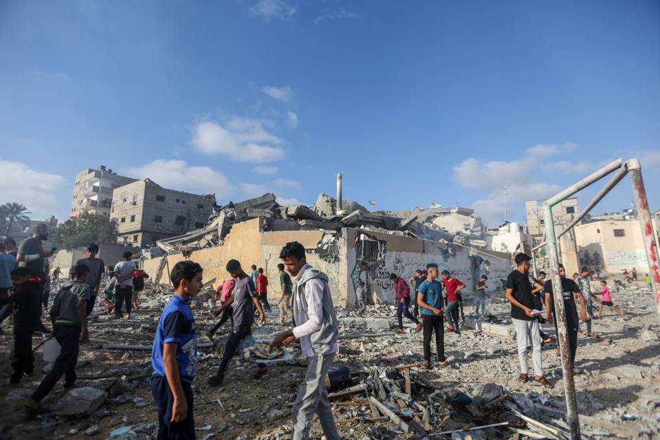 Imagem colorida mostra cidade de gaza destruída após bombardeios promovidos por Israel - Metrópoles