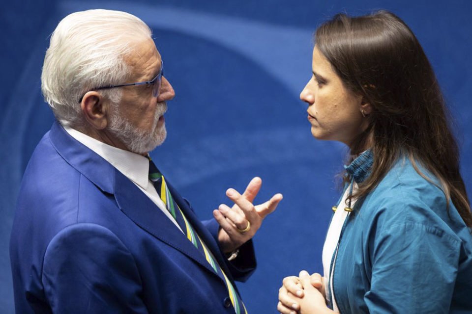Na imagem o líder do governo no Senado, Jaques Wagner (PT-BA), conversa com a governadora de Pernambuco Raquel Lyra (PSDB)