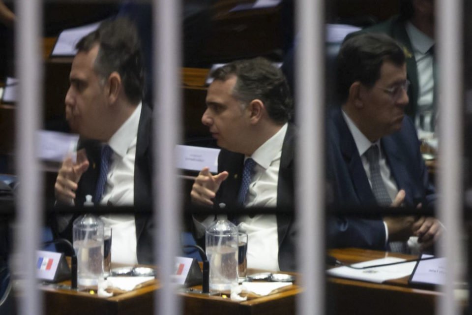 Reflexos nos vidros da mesa do plenário do Senado do relator da reforma tributária, senador Eduardo Braga (MDB AM) e do presidente Rodrigo Pacheco - metrópoles