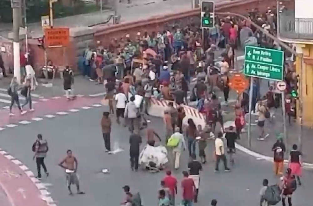 Vídeo: usuários da Cracolândia invadem a Estação da Luz, no centro