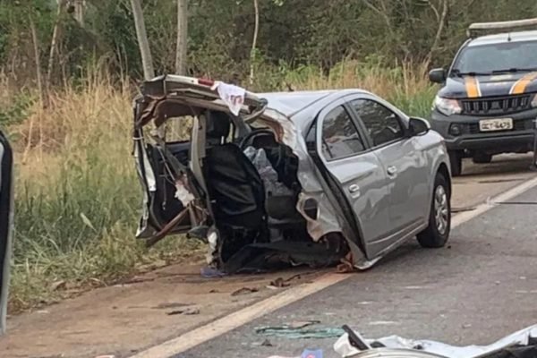 Imagem colorida mostra carro em que mulher grávida morta em acidente de trânsito estava - Metrópoles