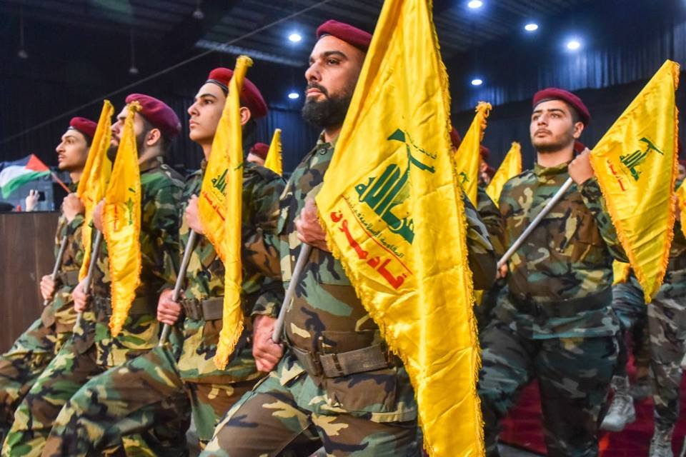 Imagem colorida mostra apoiadores do Hezbollah - Metrópoles