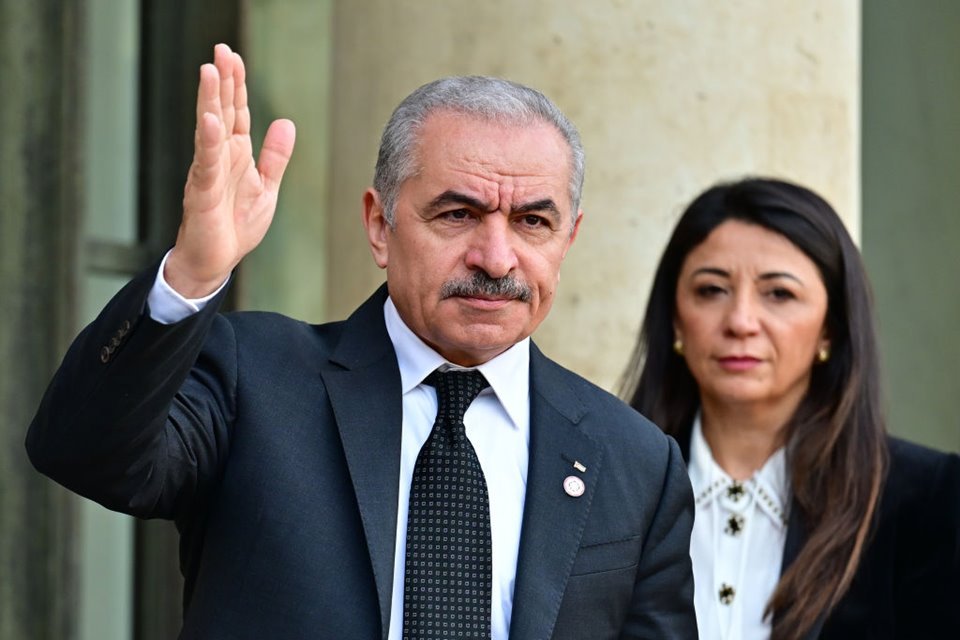 Imagem colorida mostra O primeiro-ministro palestino, Mohammed Shtayyeh, acena ao chegar para uma conferência humanitária internacional para a população civil de Gaza, como parte do Fórum de Paz de Paris de 2023 - Metrópoles