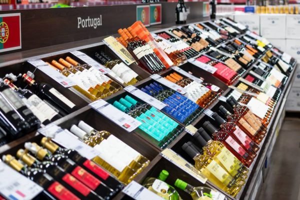 Fotografia colorida mostrando vinhos em mostruário de loja-Metrópoles