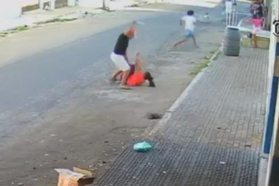 Imagem mostra mulher esfaqueada em via pública do Ceará - Metrópoles