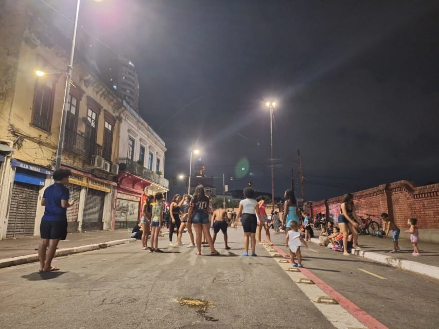 Vídeo: usuários da Cracolândia invadem a Estação da Luz, no centro